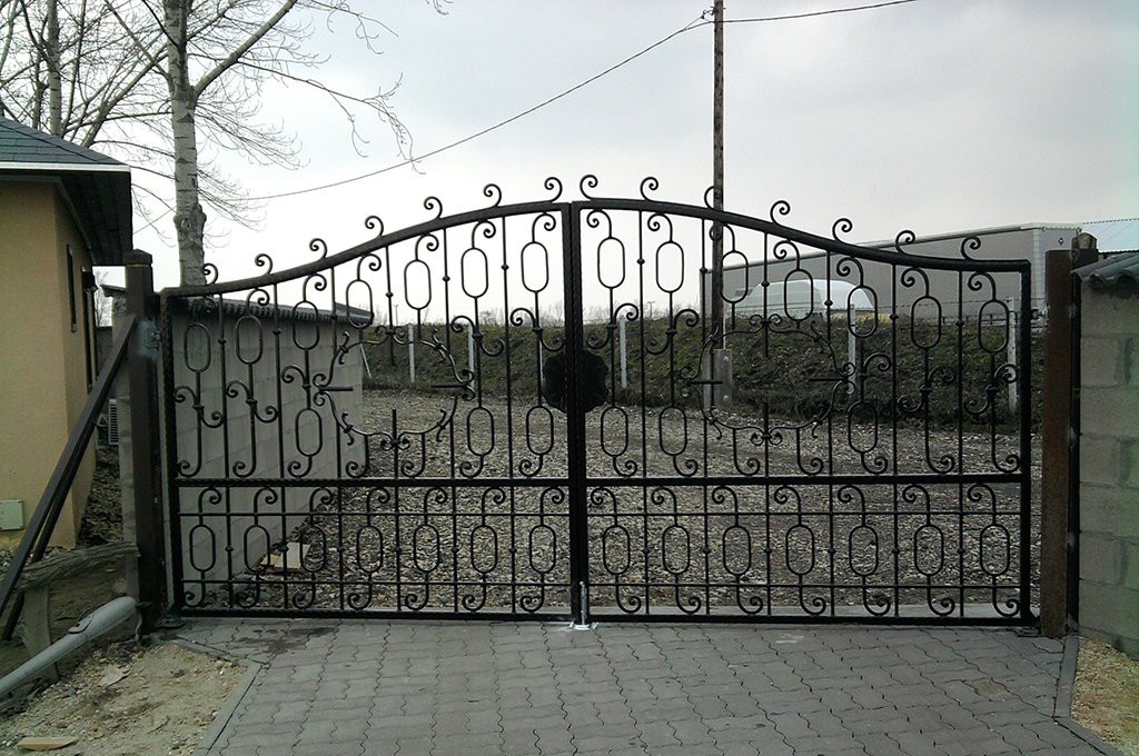 Mivel díszítsük kovácsoltvas kerítésünket?