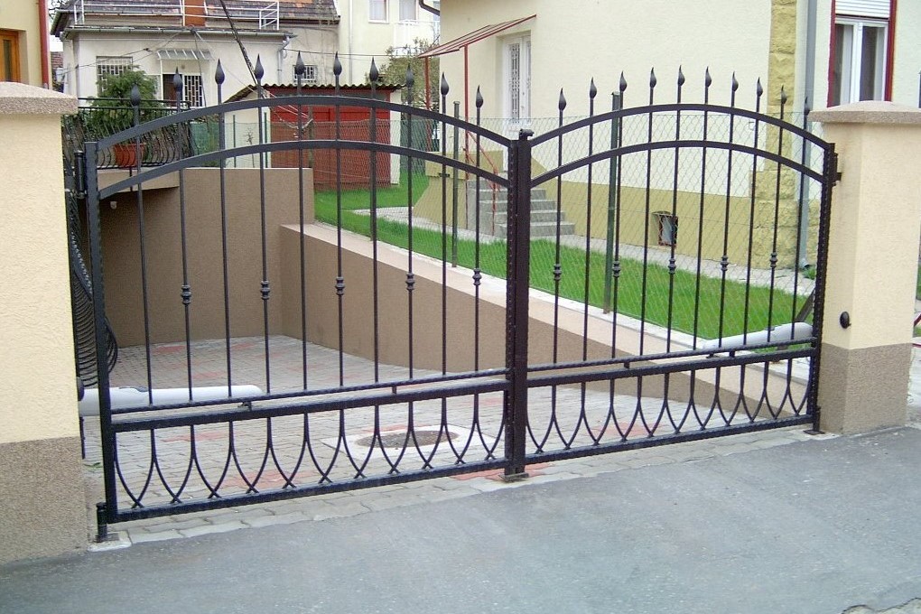 Kovácsoltvas kerítés
