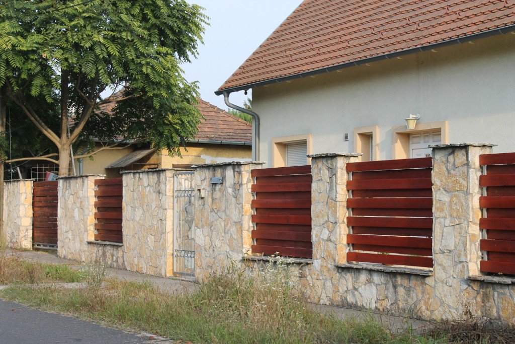 Milyen magas lehet a kerítés?