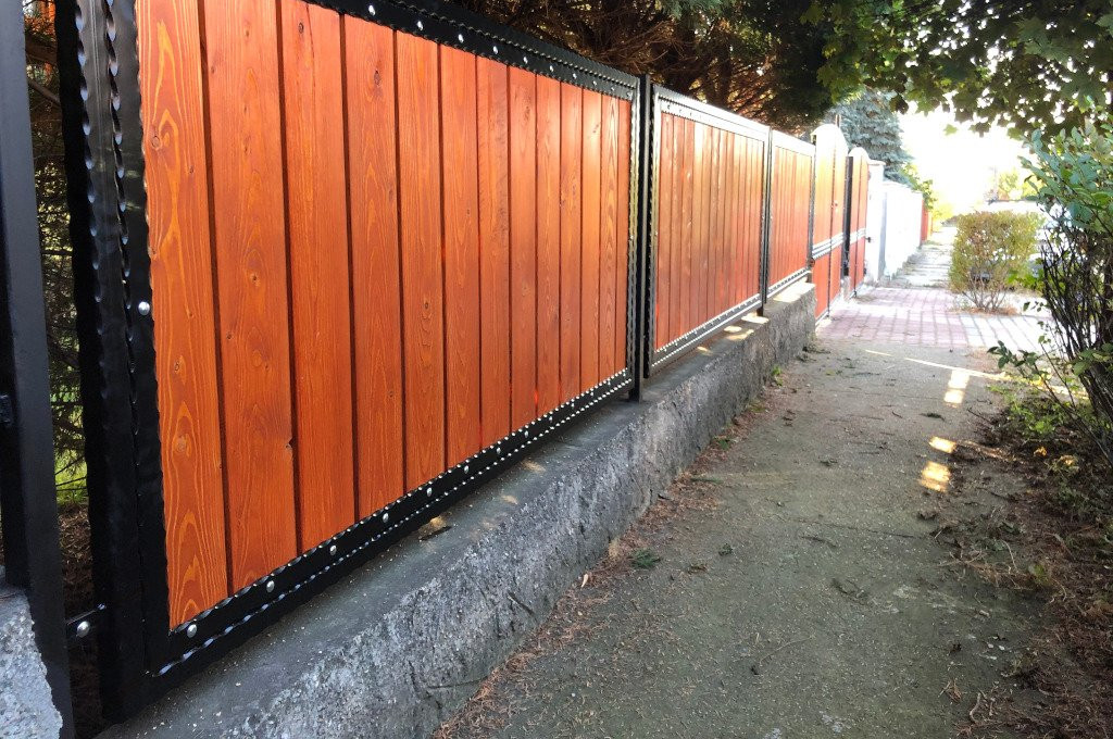 Vörösfenyő kerítés építése profi módon